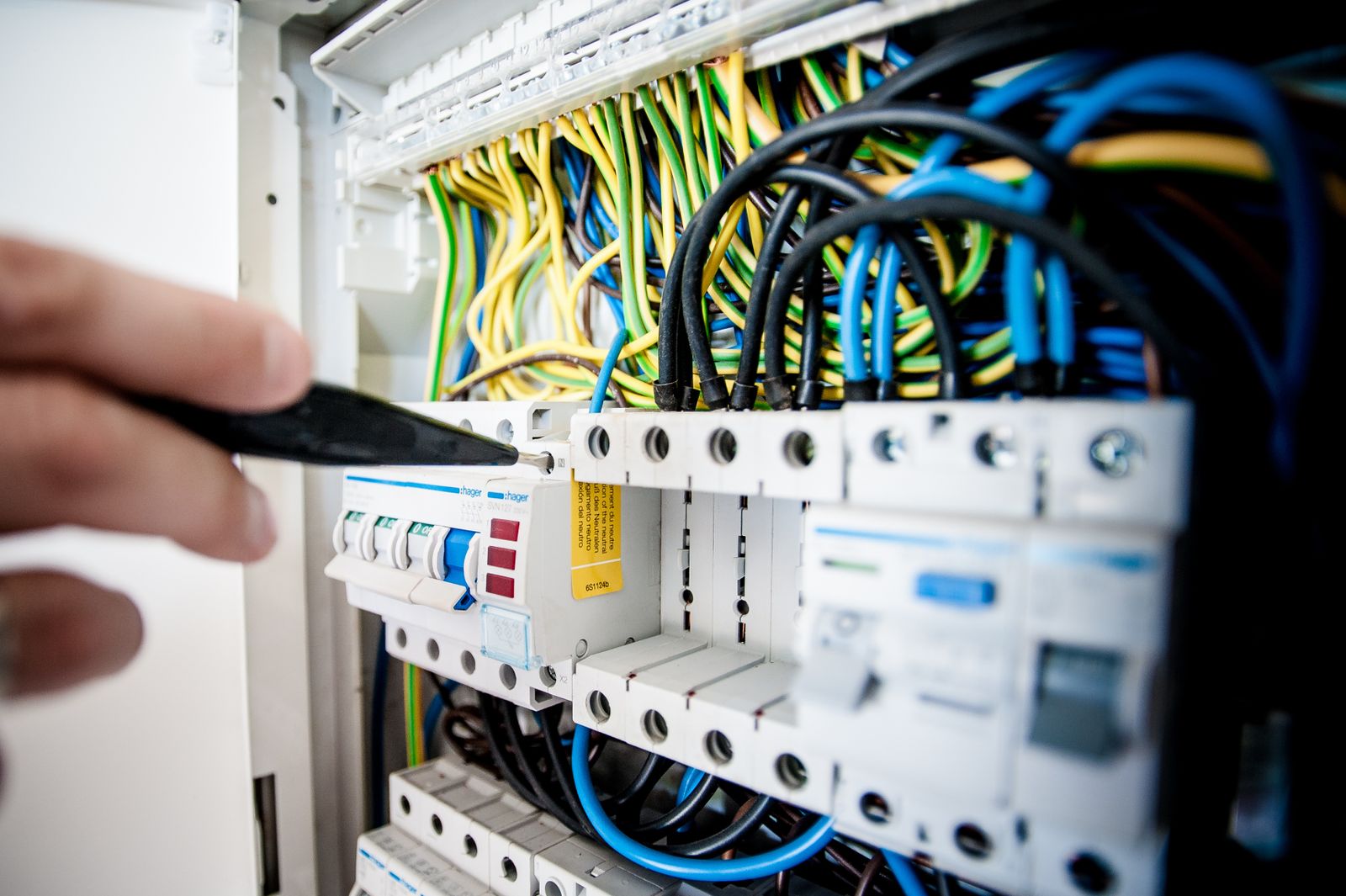 Detail van werkzaamheden aan een elektrische verdeelkast