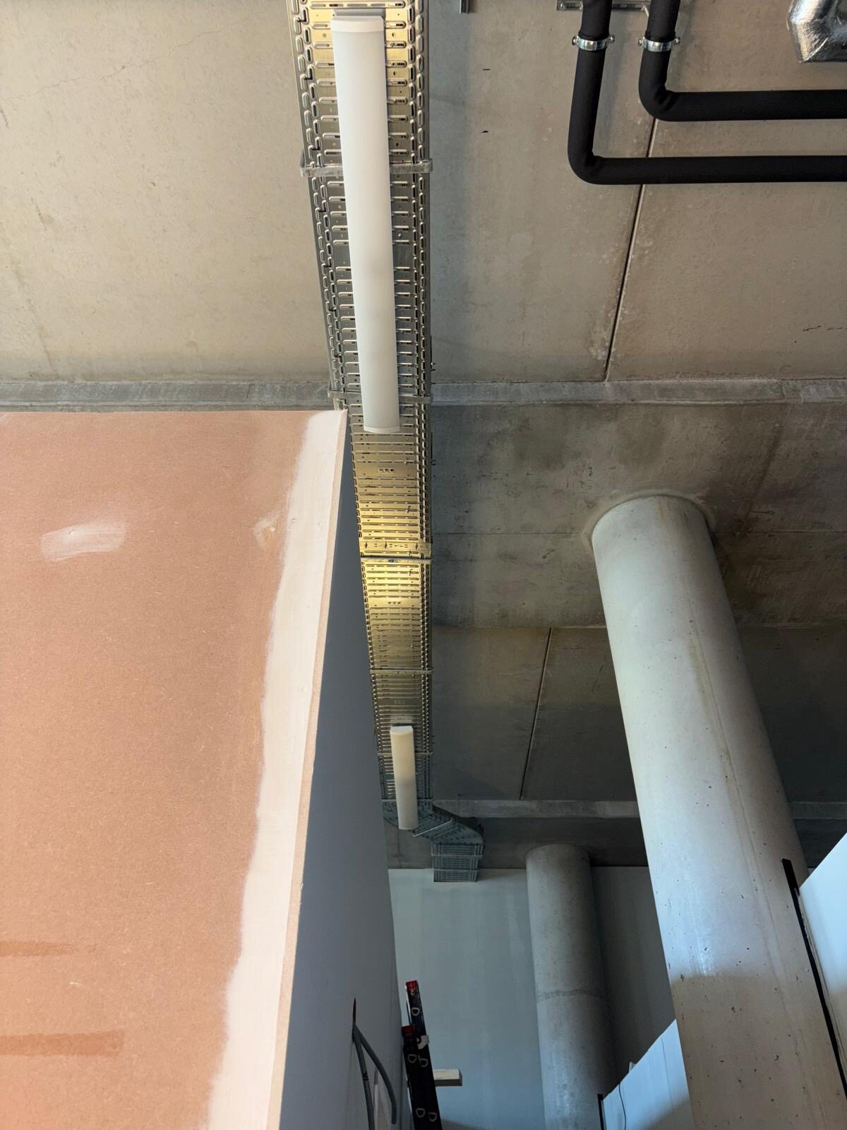 Leidingwerk en kabelroute in een gebouw